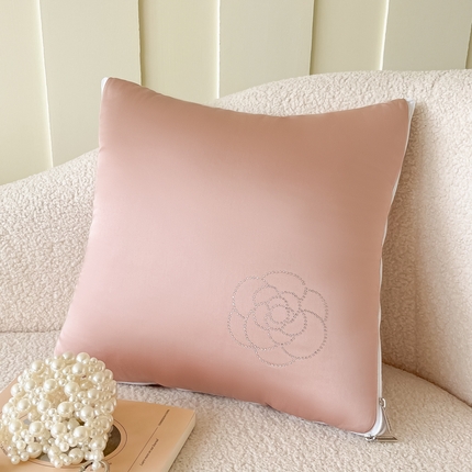 91家纺网 家纺一手货源 找家纺 番茄+ 2025新款天丝山茶花烫钻抱枕被 豆沙