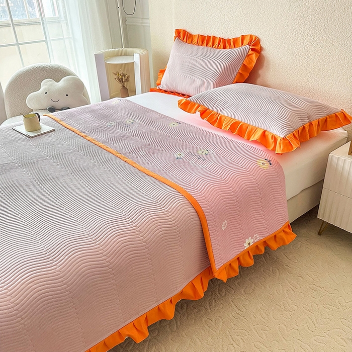 91家纺网 家纺一手货源 找家纺 恋绒家纺 2025新款全棉床盖纯棉夹棉床盖花边款直角款（可定做） 豆沙红