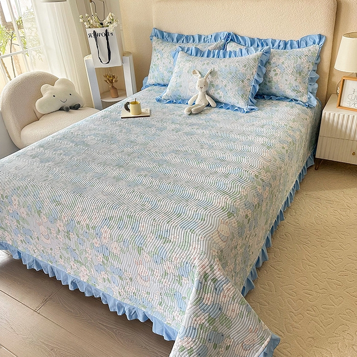 91家纺网 家纺一手货源 找家纺 恋绒家纺 2025新款全棉床盖纯棉夹棉床盖花边款直角款（可定做） 花兔精灵