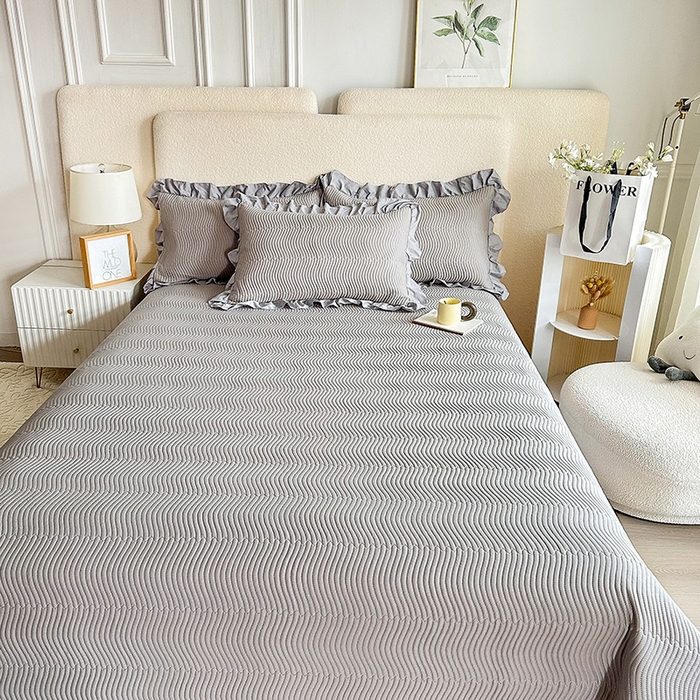 91家纺网 家纺一手货源 找家纺 恋绒家纺 2025新款全棉床盖纯棉夹棉床盖花边款直角款（可定做） 高级灰
