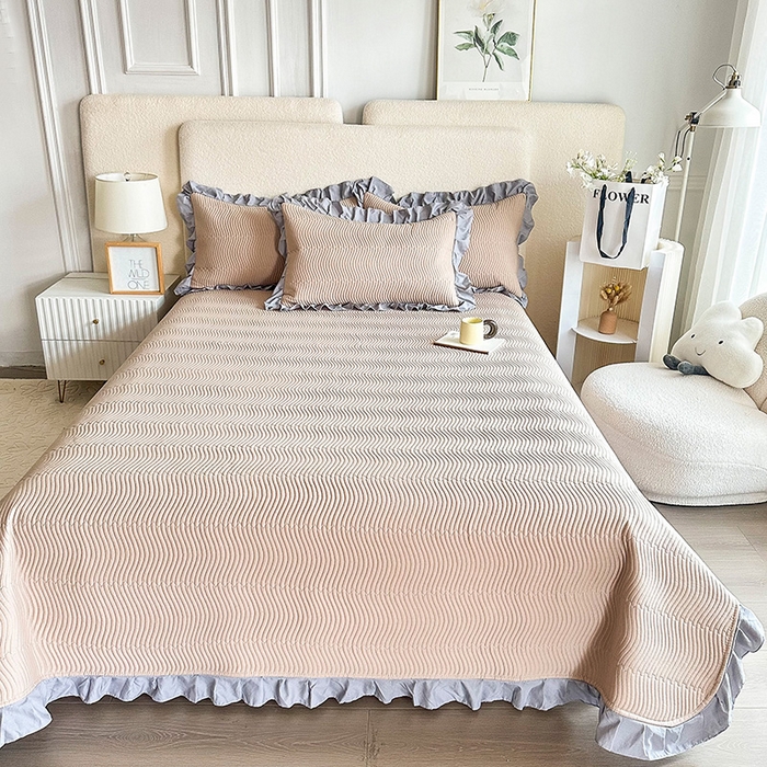 91家纺网 家纺一手货源 找家纺 恋绒家纺 2025新款全棉床盖纯棉夹棉床盖花边款直角款（可定做） 卡其驼