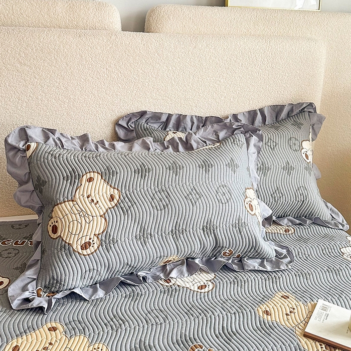 91家纺网 家纺一手货源 找家纺 恋绒家纺 2025新款全棉床盖纯棉夹棉床盖花边款直角款（可定做） 潮流酷熊