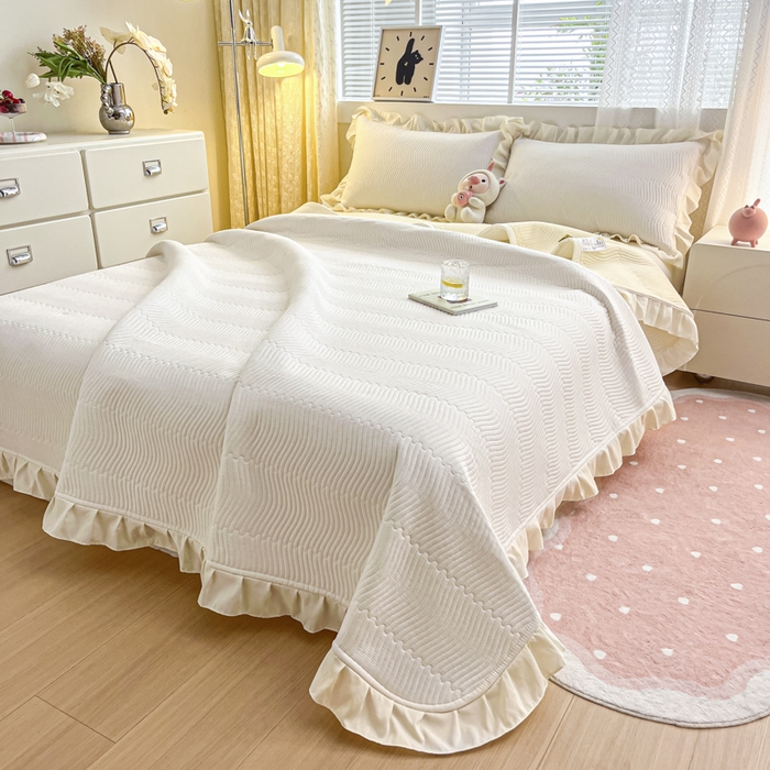 91家纺网 家纺一手货源 找家纺 恋绒家纺 2025新款全棉床盖纯棉夹棉床盖花边款直角款（可定做） 奶昔白