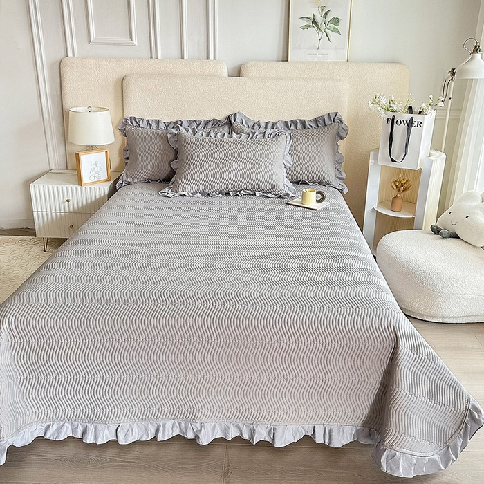 91家纺网 家纺一手货源 找家纺 恋绒家纺 2025新款全棉床盖纯棉夹棉床盖花边款直角款（可定做） 高级灰