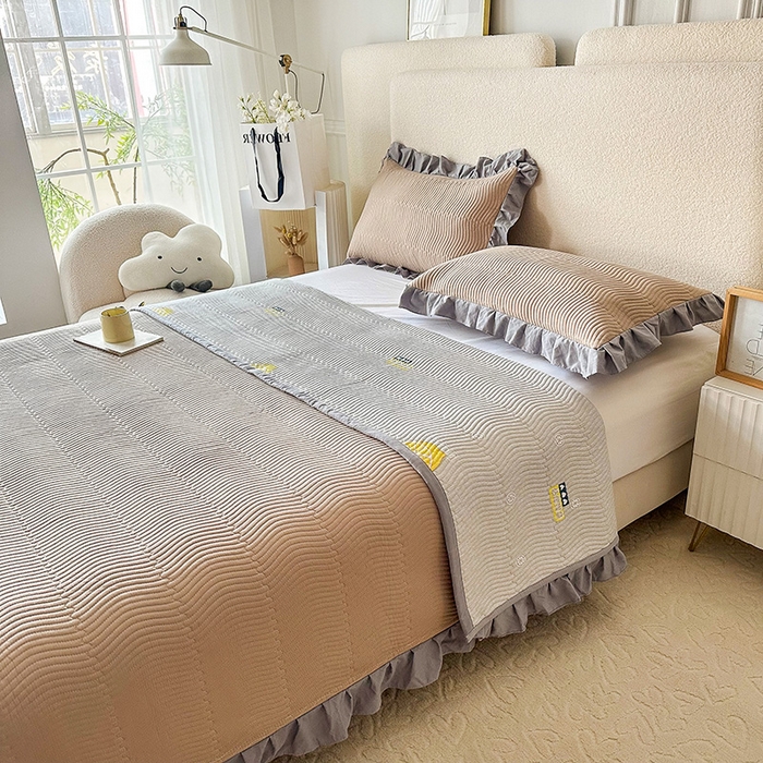 91家纺网 家纺一手货源 找家纺 恋绒家纺 2025新款全棉床盖纯棉夹棉床盖花边款直角款（可定做） 卡其驼