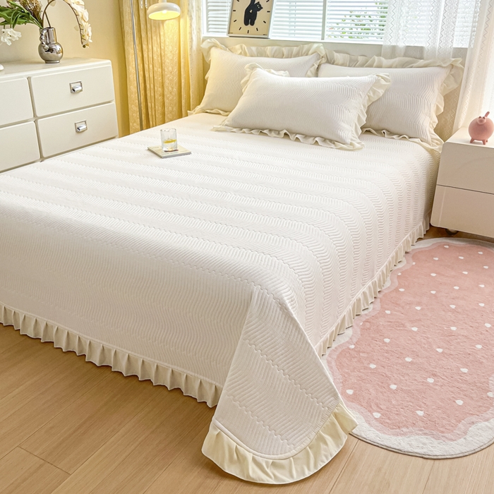 91家纺网 家纺一手货源 找家纺 恋绒家纺 2025新款全棉床盖纯棉夹棉床盖花边款直角款（可定做） 奶昔白