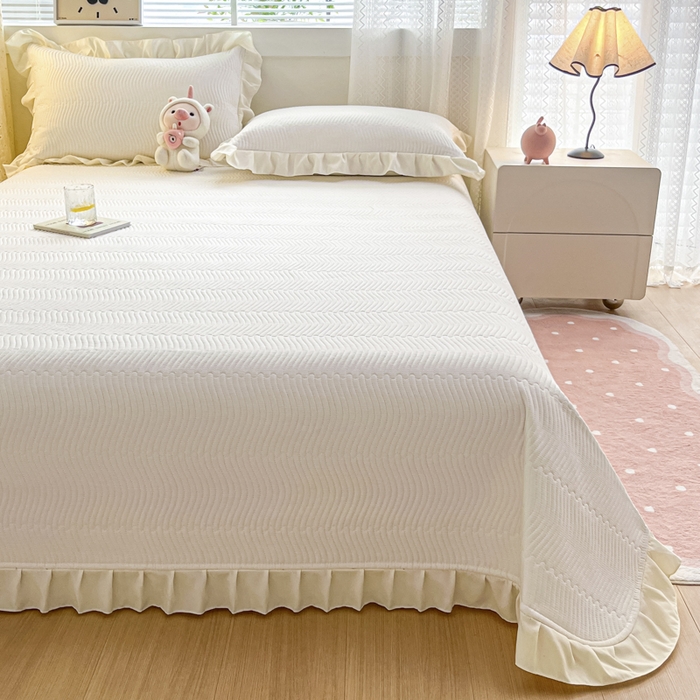 91家纺网 家纺一手货源 找家纺 恋绒家纺 2025新款全棉床盖纯棉夹棉床盖花边款直角款（可定做） 奶昔白