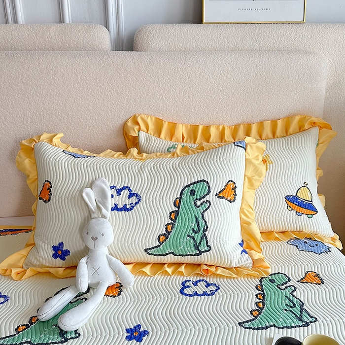 91家纺网 家纺一手货源 找家纺 恋绒家纺 2025新款全棉床盖纯棉夹棉床盖花边款直角款（可定做） 小恐龙