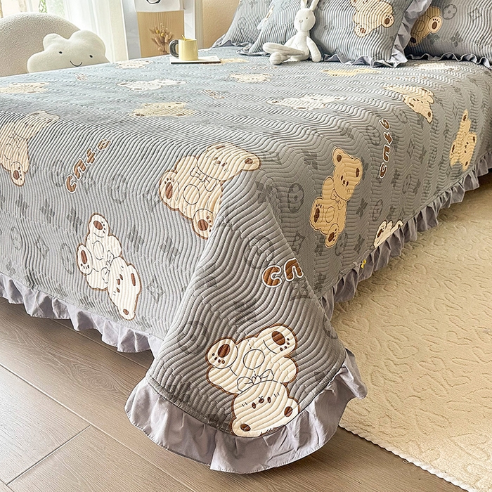 91家纺网 家纺一手货源 找家纺 恋绒家纺 2025新款全棉床盖纯棉夹棉床盖花边款直角款（可定做） 潮流酷熊