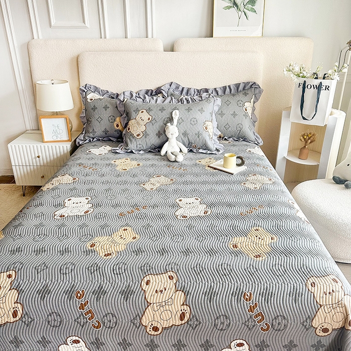91家纺网 家纺一手货源 找家纺 恋绒家纺 2025新款全棉床盖纯棉夹棉床盖花边款直角款（可定做） 潮流酷熊