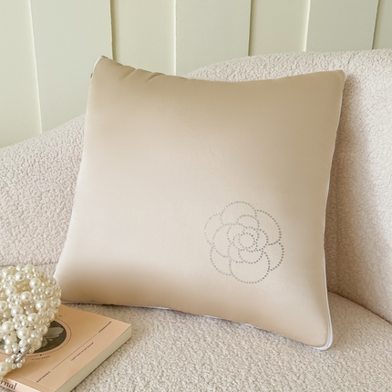 91家纺网 家纺一手货源 找家纺 番茄+ 2025新款天丝山茶花烫钻抱枕被 香槟