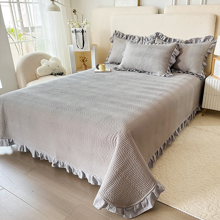 91家纺网 家纺一手货源 找家纺 恋绒家纺 2025新款全棉床盖纯棉夹棉床盖花边款直角款（可定做） 高级灰