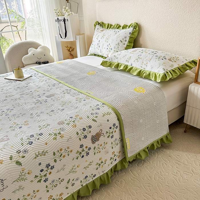 91家纺网 家纺一手货源 找家纺 恋绒家纺 2025新款全棉床盖纯棉夹棉床盖花边款直角款（可定做） 童趣花园
