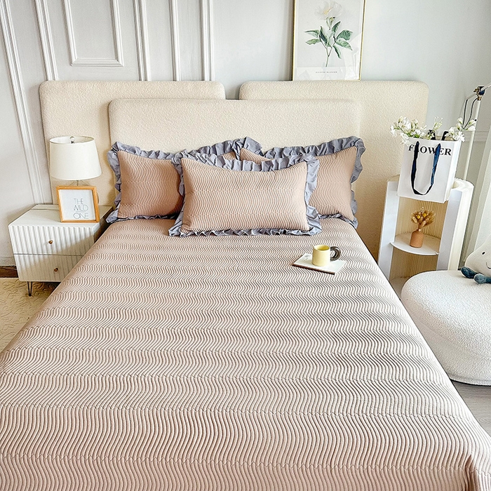 91家纺网 家纺一手货源 找家纺 恋绒家纺 2025新款全棉床盖纯棉夹棉床盖花边款直角款（可定做） 卡其驼