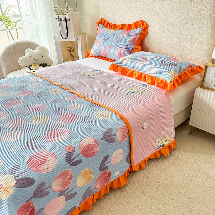 91家纺网 家纺一手货源 找家纺 恋绒家纺 2025新款全棉床盖纯棉夹棉床盖花边款直角款（可定做） 淡香花语