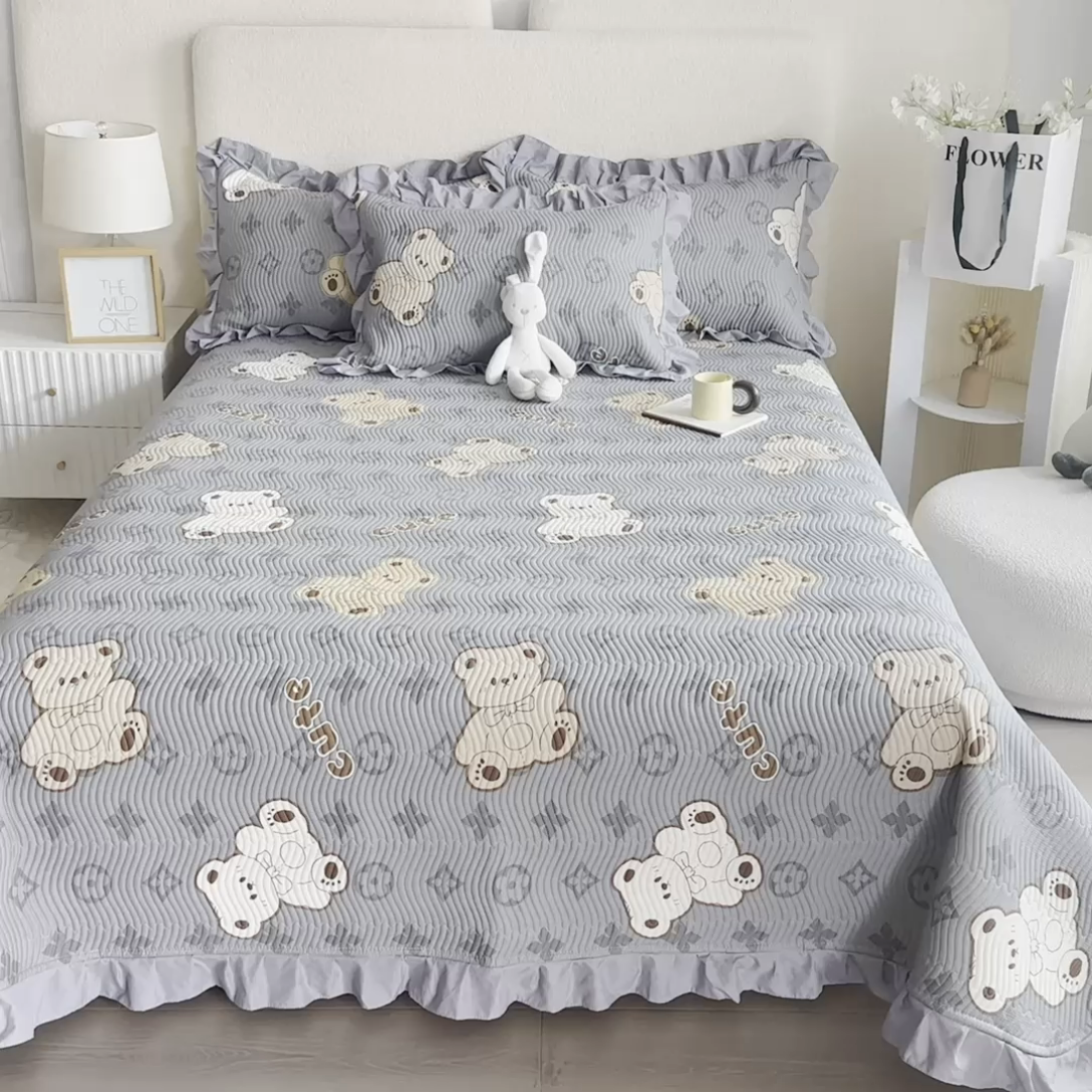 91家纺网 家纺一手货源 找家纺 恋绒家纺 2025新款全棉床盖纯棉夹棉床盖花边款直角款（可定做） 潮流酷熊