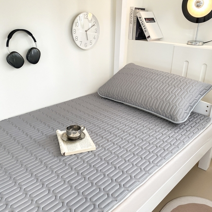 91家纺网 家纺一手货源 找家纺 暖季家纺 2025新款密道绗缝乳胶凉席-学生床 床席款-密道纯色 烟灰