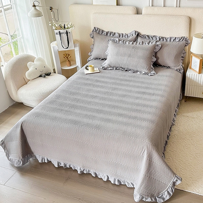 91家纺网 家纺一手货源 找家纺 恋绒家纺 2025新款全棉床盖纯棉夹棉床盖花边款直角款（可定做） 高级灰