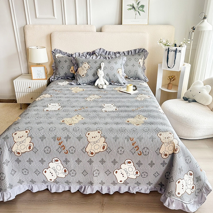 91家纺网 家纺一手货源 找家纺 恋绒家纺 2025新款全棉床盖纯棉夹棉床盖花边款直角款（可定做） 潮流酷熊