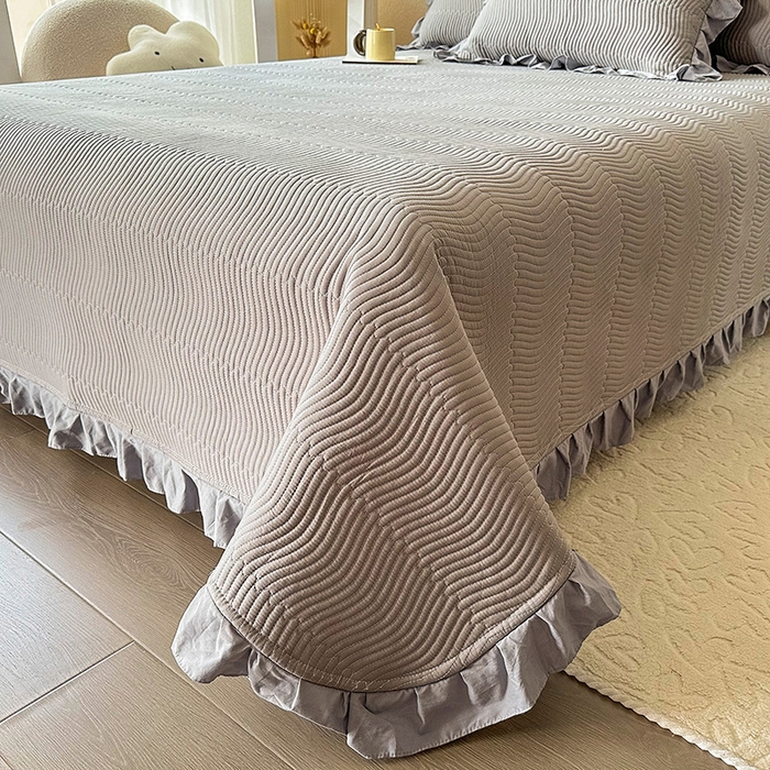 91家纺网 家纺一手货源 找家纺 恋绒家纺 2025新款全棉床盖纯棉夹棉床盖花边款直角款（可定做） 高级灰