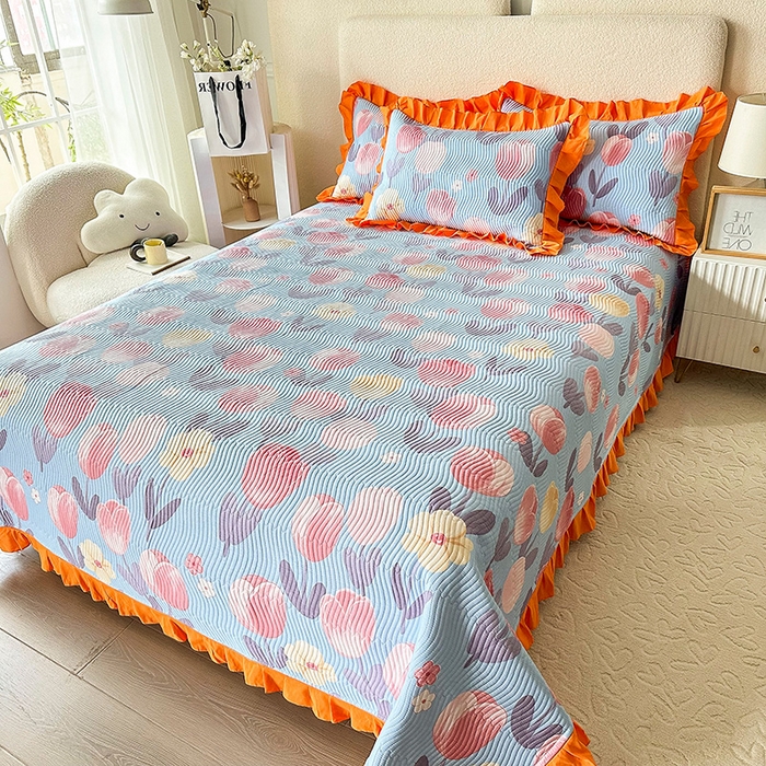 91家纺网 家纺一手货源 找家纺 恋绒家纺 2025新款全棉床盖纯棉夹棉床盖花边款直角款（可定做） 淡香花语