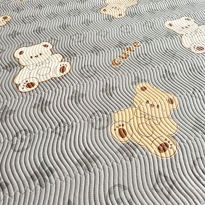 91家纺网 家纺一手货源 找家纺 恋绒家纺 2025新款全棉床盖纯棉夹棉床盖花边款直角款（可定做） 潮流酷熊