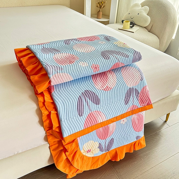 91家纺网 家纺一手货源 找家纺 恋绒家纺 2025新款全棉床盖纯棉夹棉床盖花边款直角款（可定做） 淡香花语