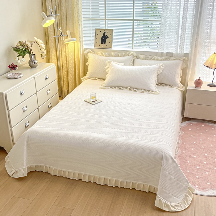 91家纺网 家纺一手货源 找家纺 恋绒家纺 2025新款全棉床盖纯棉夹棉床盖花边款直角款（可定做） 奶昔白