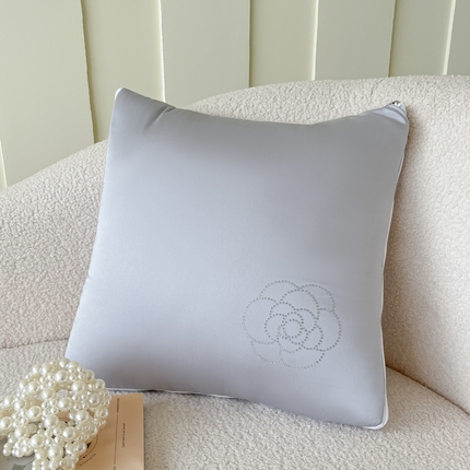 91家纺网 家纺一手货源 找家纺 番茄+ 2025新款天丝山茶花烫钻抱枕被 蓝灰