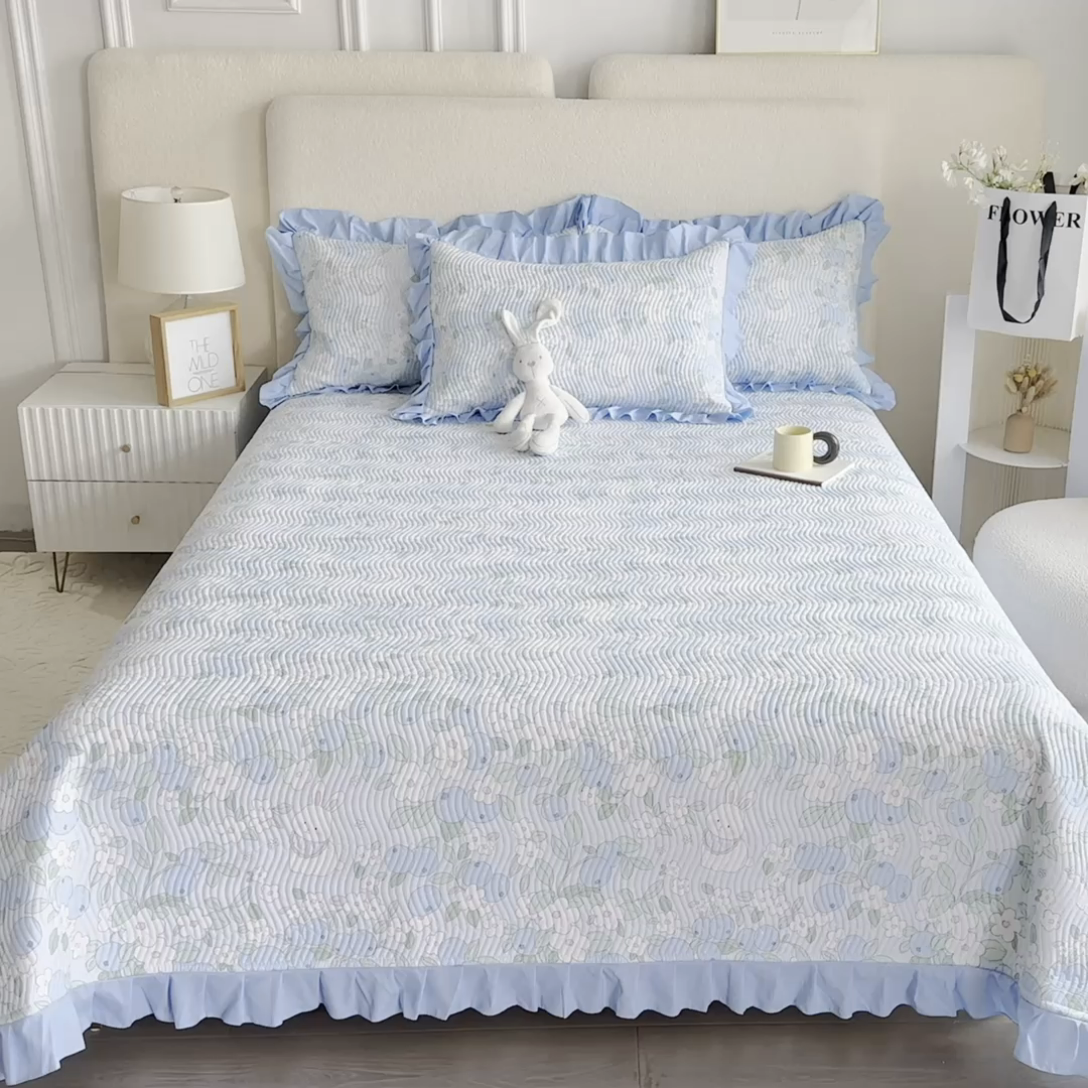 91家纺网 家纺一手货源 找家纺 恋绒家纺 2025新款全棉床盖纯棉夹棉床盖花边款直角款（可定做） 花兔精灵