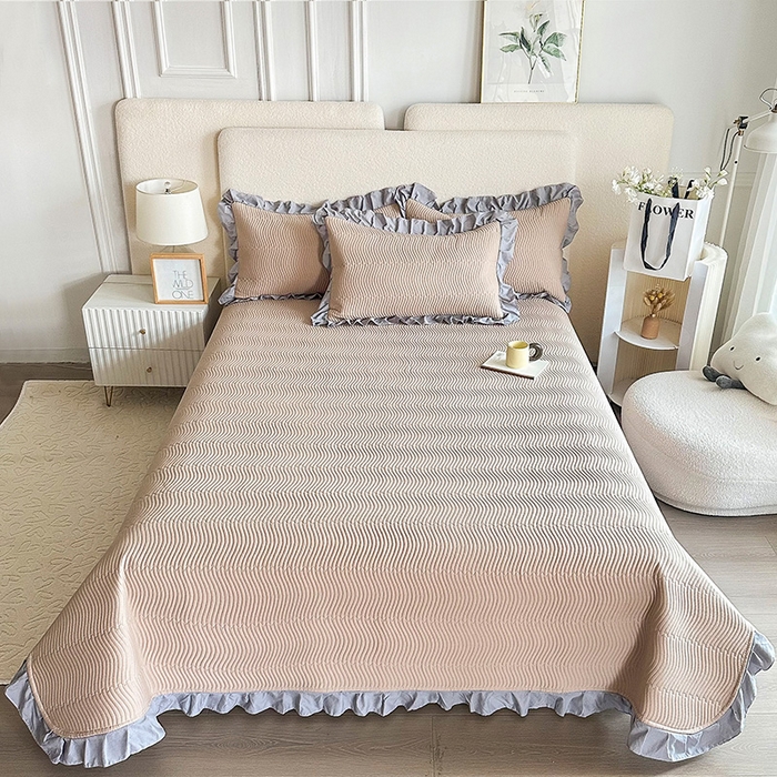 91家纺网 家纺一手货源 找家纺 恋绒家纺 2025新款全棉床盖纯棉夹棉床盖花边款直角款（可定做） 卡其驼