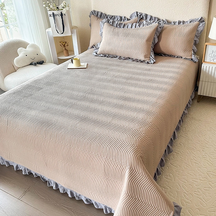 91家纺网 家纺一手货源 找家纺 恋绒家纺 2025新款全棉床盖纯棉夹棉床盖花边款直角款（可定做） 卡其驼