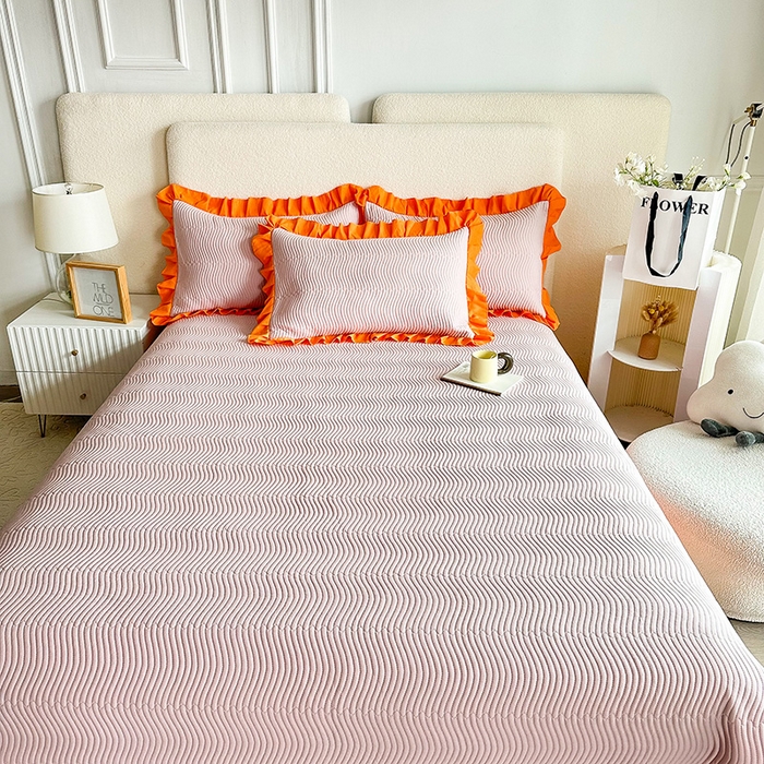 91家纺网 家纺一手货源 找家纺 恋绒家纺 2025新款全棉床盖纯棉夹棉床盖花边款直角款（可定做） 豆沙红