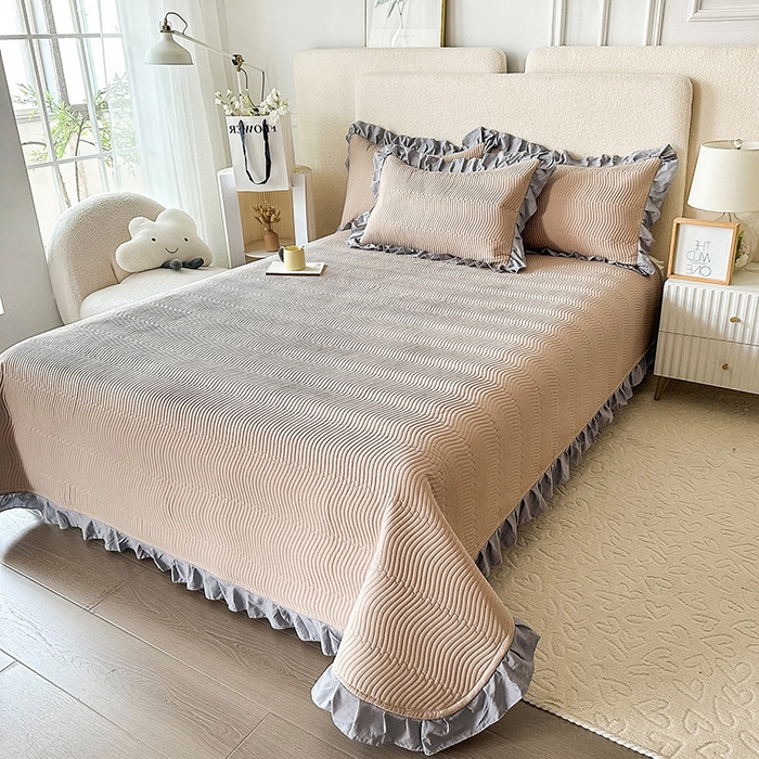 91家纺网 家纺一手货源 找家纺 恋绒家纺 2025新款全棉床盖纯棉夹棉床盖花边款直角款（可定做） 卡其驼