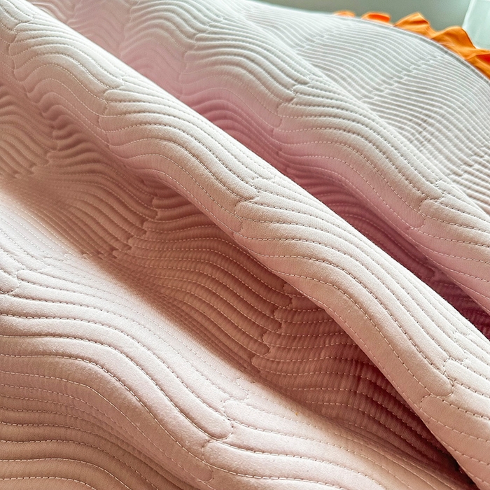 91家纺网 家纺一手货源 找家纺 恋绒家纺 2025新款全棉床盖纯棉夹棉床盖花边款直角款（可定做） 豆沙红