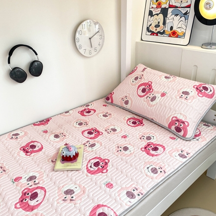 91家纺网 家纺一手货源 找家纺 暖季家纺 2025新款密道绗缝乳胶凉席-学生床 床席款-1开心草莓熊