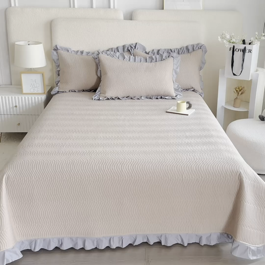 91家纺网 家纺一手货源 找家纺 恋绒家纺 2025新款全棉床盖纯棉夹棉床盖花边款直角款（可定做） 卡其驼