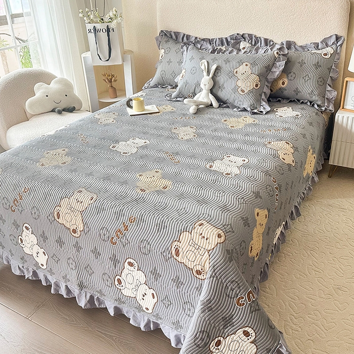 91家纺网 家纺一手货源 找家纺 恋绒家纺 2025新款全棉床盖纯棉夹棉床盖花边款直角款（可定做） 潮流酷熊