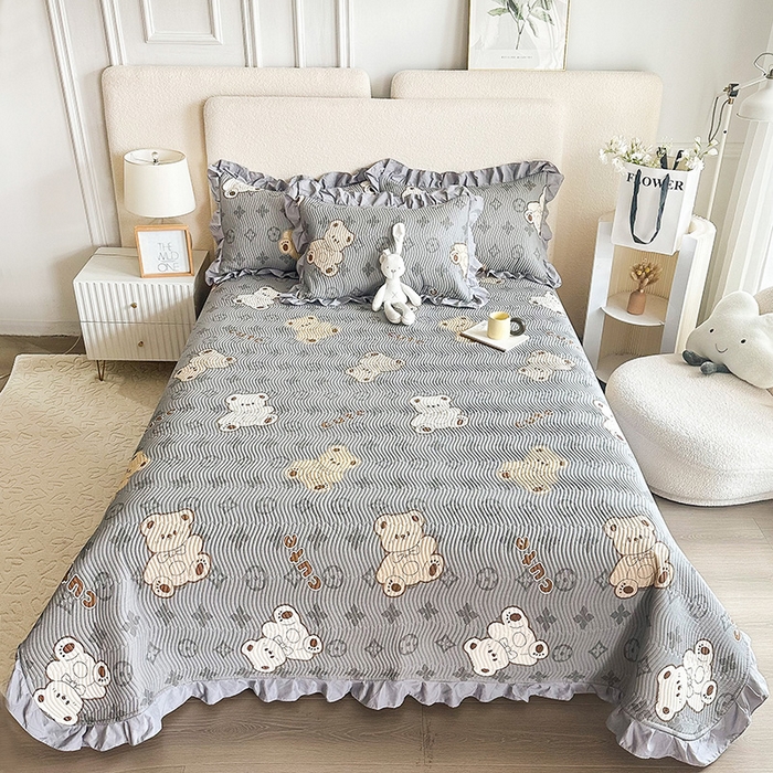 91家纺网 家纺一手货源 找家纺 恋绒家纺 2025新款全棉床盖纯棉夹棉床盖花边款直角款（可定做） 潮流酷熊