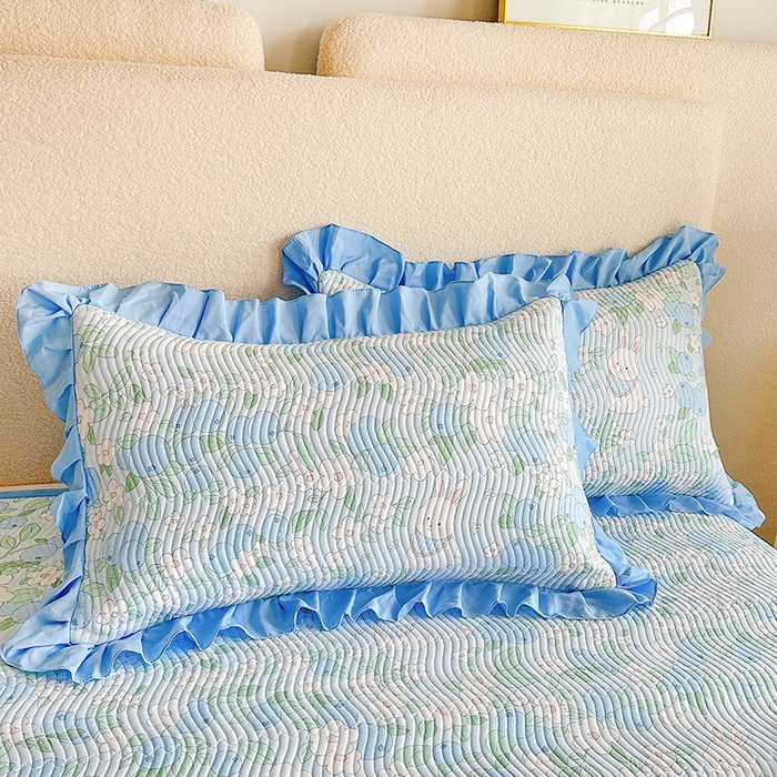 91家纺网 家纺一手货源 找家纺 恋绒家纺 2025新款全棉床盖纯棉夹棉床盖花边款直角款（可定做） 花兔精灵