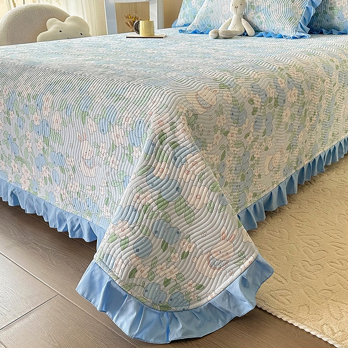 91家纺网 家纺一手货源 找家纺 恋绒家纺 2025新款全棉床盖纯棉夹棉床盖花边款直角款（可定做） 花兔精灵