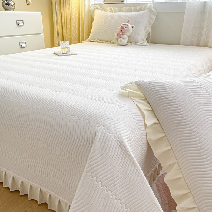 91家纺网 家纺一手货源 找家纺 恋绒家纺 2025新款全棉床盖纯棉夹棉床盖花边款直角款（可定做） 奶昔白