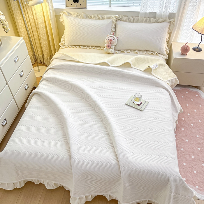 91家纺网 家纺一手货源 找家纺 恋绒家纺 2025新款全棉床盖纯棉夹棉床盖花边款直角款（可定做） 奶昔白