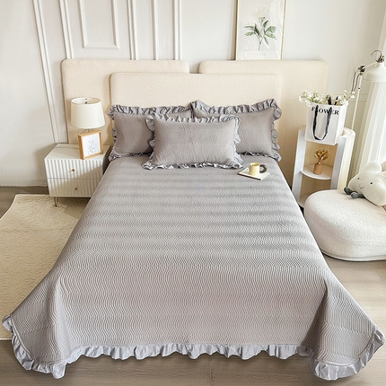 91家纺网 家纺一手货源 找家纺 恋绒家纺 2025新款全棉床盖纯棉夹棉床盖花边款直角款（可定做） 高级灰