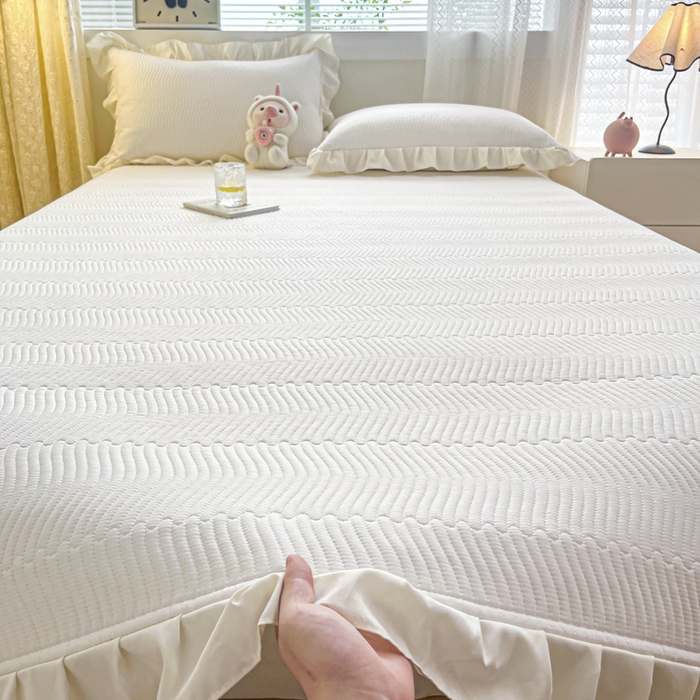 91家纺网 家纺一手货源 找家纺 恋绒家纺 2025新款全棉床盖纯棉夹棉床盖花边款直角款（可定做） 奶昔白