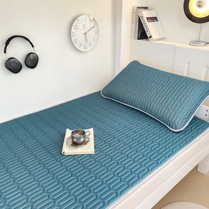 91家纺网 家纺一手货源 找家纺 暖季家纺 2025新款密道绗缝乳胶凉席-学生床 床席款-密道纯色 宾利蓝