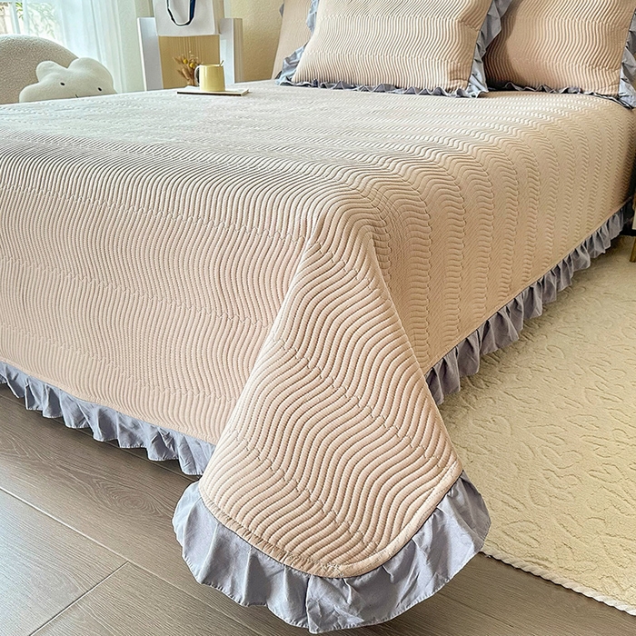 91家纺网 家纺一手货源 找家纺 恋绒家纺 2025新款全棉床盖纯棉夹棉床盖花边款直角款（可定做） 卡其驼