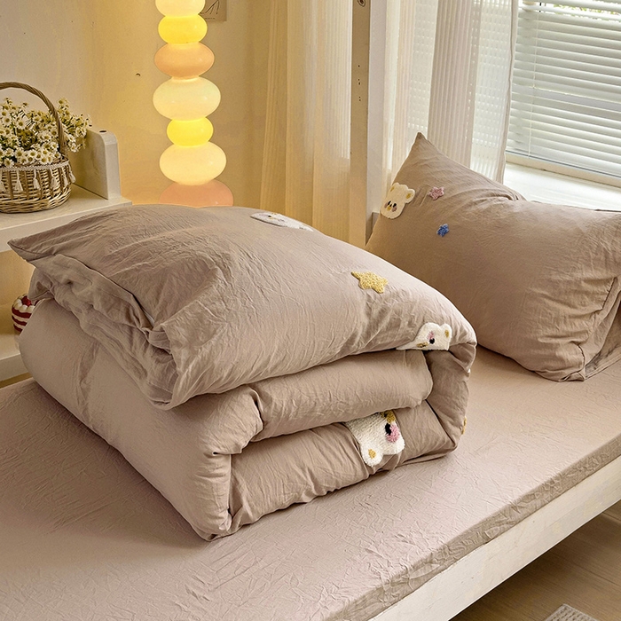 91家纺网 家纺一手货源 找家纺 韩巢家纺 2024新款超柔水洗棉毛巾绣学生宿舍上下铺专用单件被套-幸运熊系列（提供卖家秀） 幸运熊奶咖