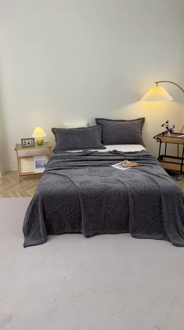 91家纺网 家纺一手货源 找家纺 芸锦豪 2024新款蝴蝶提花毛毯卷边款 蝴蝶提花卷边款-深灰