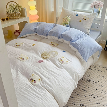 91家纺网 家纺一手货源 找家纺 韩巢家纺 2024新款超柔水洗棉毛巾绣学生宿舍上下铺专用三件套-幸运熊系列（提供卖家秀） 幸运熊白蓝